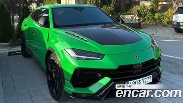 LAMBORGHINI URUS 2024