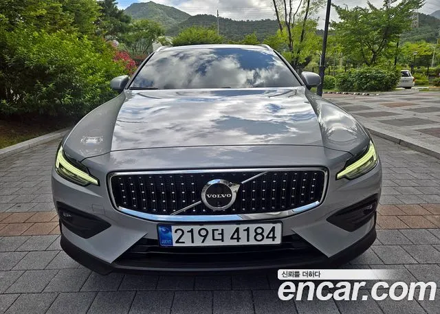 VOLVO V60 CROSS COUNTRY 2024