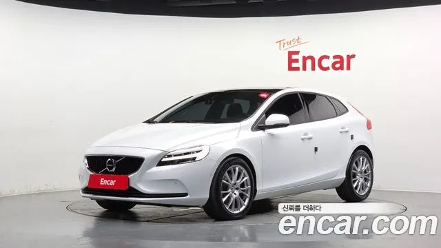 VOLVO V40 2018