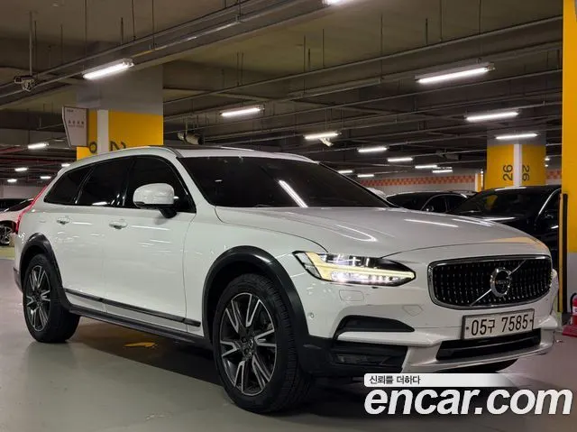 VOLVO V90 CROSS COUNTRY 2018 — 60 348 км, белый, Корея — под ключ — фото 1