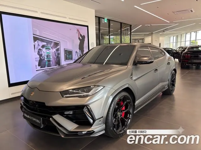 LAMBORGHINI URUS 2024