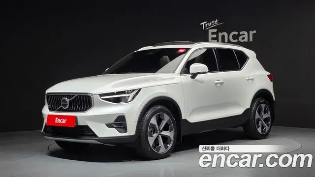 VOLVO XC40 2023