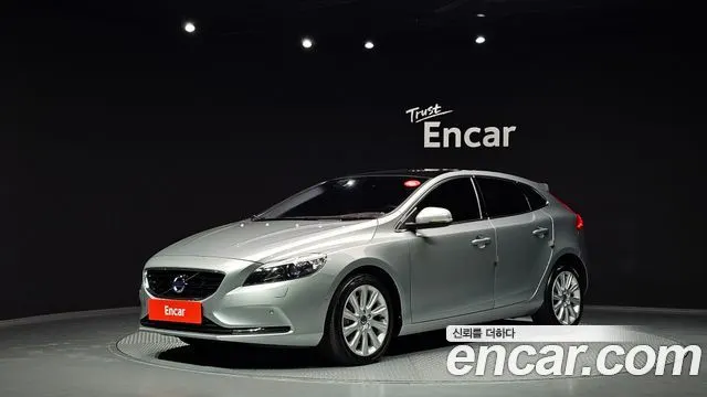 VOLVO V40 2016