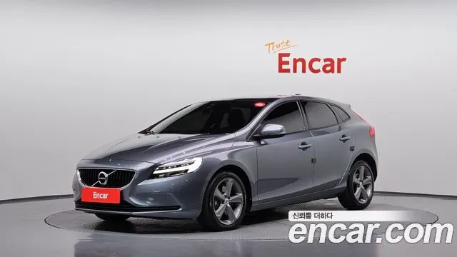 VOLVO V40 2018