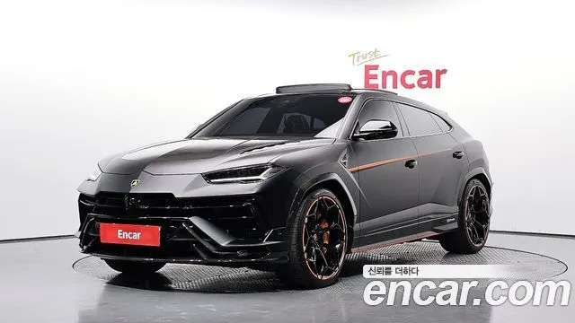LAMBORGHINI URUS 2024
