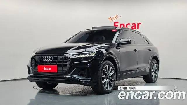 AUDI Q8 2021
