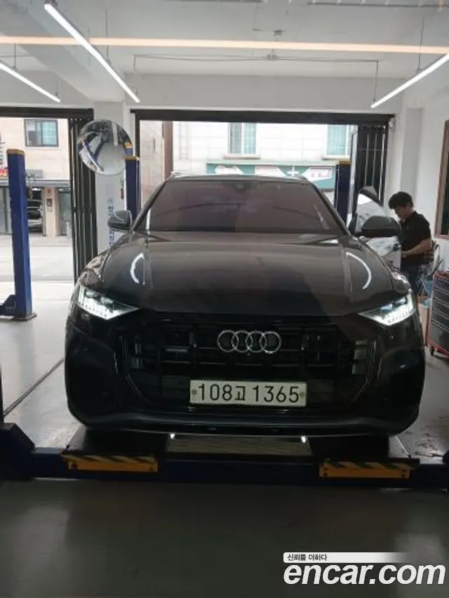 AUDI Q8 2020